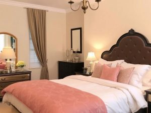 Dormitor elegant cu lenjerie moale și decor rafinat.