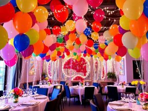 Decoratiuni colorate pentru o petrecere festiva.